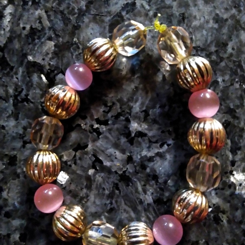 Bracelet pink stretchy clear beads